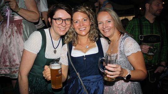 Ein Lächeln der Lebensfreude - sieht man auch in dreifacher Ausführung gern, hier beim Oktoberfest in Cochem. Ein Lächeln der Lebensfreude - sieht man auch in dreifacher Ausführung gern, hier beim Oktoberfest in Cochem.