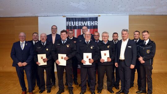 Für 45 Jahre aktiven Feuerwehrdienst dankten Landrat Miroslaw Kowalski sowie die beiden VG‑Bürgermeister Matthias König und Bern Für 45 Jahre aktiven Feuerwehrdienst dankten Landrat Miroslaw Kowalski sowie die beiden VG‑Bürgermeister Matthias König und Bern