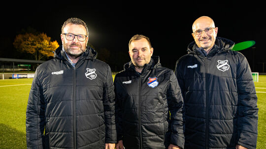 Der Sportliche Leiter der Sportfreunde Eisbachtal Patrick Reifenscheidt (von links) mit dem neuen Coach Thomas Kahler und Co-Tra Der Sportliche Leiter der Sportfreunde Eisbachtal Patrick Reifenscheidt (von links) mit dem neuen Coach Thomas Kahler und Co-Tra