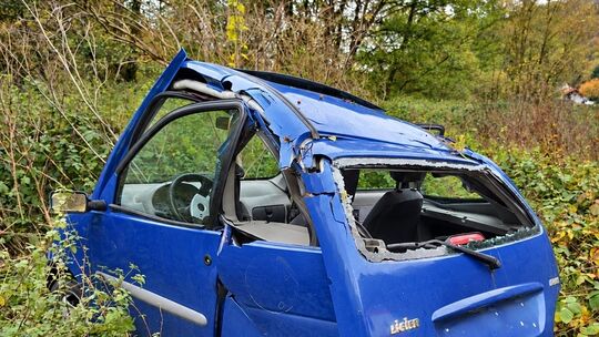 Das Dach eingedrückt, die Heckscheibe zerstört: Trotz der massiven Schäden konnte die junge Fahrerin das Unfallfahrzeug unverlet Das Dach eingedrückt, die Heckscheibe zerstört: Trotz der massiven Schäden konnte die junge Fahrerin das Unfallfahrzeug unverlet