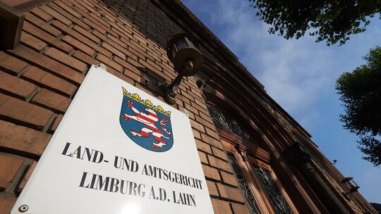 Der Eingangsbereich des Landgerichts in Limburg. (zu dpa: «Notar soll Millionenerbe von 88-Jähriger erschlichen haben») Der Eingangsbereich des Landgerichts in Limburg. (zu dpa: «Notar soll Millionenerbe von 88-Jähriger erschlichen haben»)