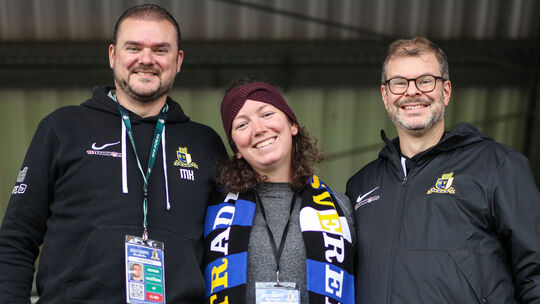 Martin Köbler (links), seine Frau Kati und sein Bruder Markus Köbler leben und atmen ihren Verein Eintracht Trier. Das Brüderpaa Martin Köbler (links), seine Frau Kati und sein Bruder Markus Köbler leben und atmen ihren Verein Eintracht Trier. Das Brüderpaa