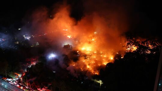 Großbrand im letzten Armenviertel von Seoul Großbrand im letzten Armenviertel von Seoul