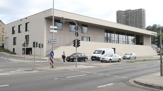 Die 2017 fertiggestellte Kongresshalle liegt an der Einmündung der Hellenstraße in die B42 Die 2017 fertiggestellte Kongresshalle liegt an der Einmündung der Hellenstraße in die B42