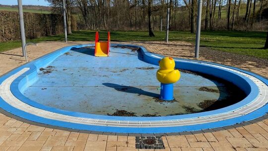 Das Planschbecken im Freibad Katzenelnbogen ist sanierungsbedürftig und genügt nicht mehr aktuellen Vorschriften. Das Planschbecken im Freibad Katzenelnbogen ist sanierungsbedürftig und genügt nicht mehr aktuellen Vorschriften.