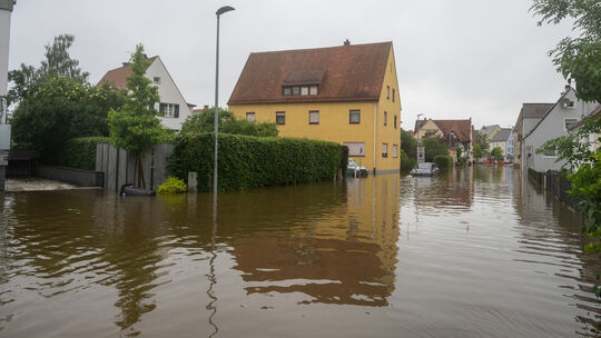 Hochwasser und Starkregen können zur Gefahr für die eigenen vier Wände werden. Um das Risiko bewerten zu können, hat das Land Rh Hochwasser und Starkregen können zur Gefahr für die eigenen vier Wände werden. Um das Risiko bewerten zu können, hat das Land Rh