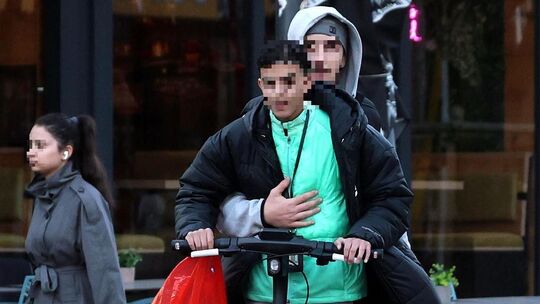 Zu zweit auf einem E-Scooter auf dem Luisenplatz: In der Neuwieder Innenstadt ist das kein seltenes Bild. Zu zweit auf einem E-Scooter auf dem Luisenplatz: In der Neuwieder Innenstadt ist das kein seltenes Bild.