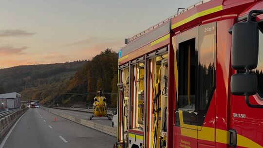 Feuerwehr und Rettungshubschrauber im Einsatz auf der A61 nach schwerem Unfall im Baustellenbereich. Feuerwehr und Rettungshubschrauber im Einsatz auf der A61 nach schwerem Unfall im Baustellenbereich.