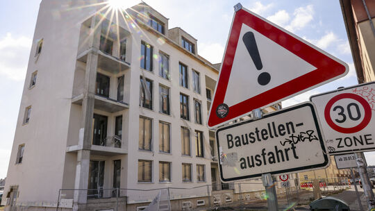 Achtung, Baustelle: Bis tatsächlich die Betonmischer laufen, vergehen oft Monate. Die Wirtschaft in Rheinland-Pfalz klagt über V Achtung, Baustelle: Bis tatsächlich die Betonmischer laufen, vergehen oft Monate. Die Wirtschaft in Rheinland-Pfalz klagt über V