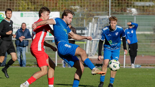 Der BSC Güls (blaue Trikots) will auch in Weitersburg etwas holen. Der BSC Güls (blaue Trikots) will auch in Weitersburg etwas holen.