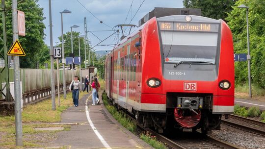 Vor der Sanierung der rechten Rheinschiene hielt je Fahrtrichtung nur stündlich der RB27 in Erpel. Das ändert sich mit dem neuen Vor der Sanierung der rechten Rheinschiene hielt je Fahrtrichtung nur stündlich der RB27 in Erpel. Das ändert sich mit dem neuen