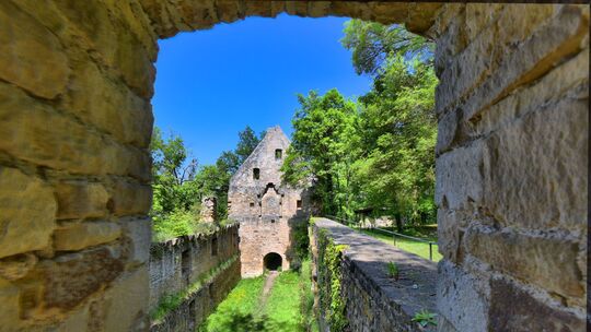 Die Klosterruine auf dem Disibodenberg: Hier haben Hildegard von Bingen, Jutta von Sponheim und Richardis von Stade viele Jahre Die Klosterruine auf dem Disibodenberg: Hier haben Hildegard von Bingen, Jutta von Sponheim und Richardis von Stade viele Jahre