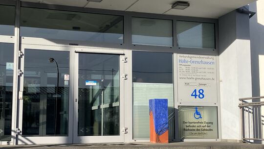 Eingang zum Rathaus von Stadt und VG Höhr-Grenzhausen. Hier werden die Beschlüsse für die Kommune gefasst. Eingang zum Rathaus von Stadt und VG Höhr-Grenzhausen. Hier werden die Beschlüsse für die Kommune gefasst.