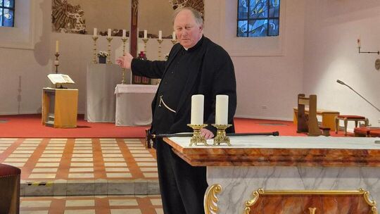Der derzeitige Altar und auch der Ambo fügen sich harmonisch ins Gesamtbild der Kirche Kreuzerhöhung in Wissen ein. Eine größere Der derzeitige Altar und auch der Ambo fügen sich harmonisch ins Gesamtbild der Kirche Kreuzerhöhung in Wissen ein. Eine größere