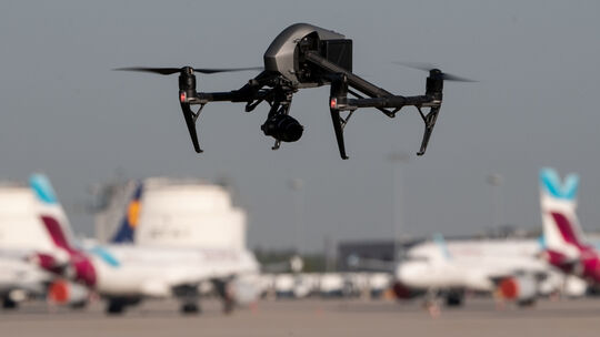 Eine Drohne an einem Flughafen: Da schrillen die Alarmglocken. Der Handlungsbedarf ist hoch. Profiteur ist der Eifeler Spezialis Eine Drohne an einem Flughafen: Da schrillen die Alarmglocken. Der Handlungsbedarf ist hoch. Profiteur ist der Eifeler Spezialis