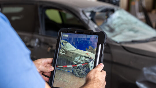 In Verkehrsunfallaufnahme-Teams (VU-Teams) der Polizei Rheinland-Pfalz wird mit moderner Technik gearbeitet, hier zeigt etwa ein In Verkehrsunfallaufnahme-Teams (VU-Teams) der Polizei Rheinland-Pfalz wird mit moderner Technik gearbeitet, hier zeigt etwa ein