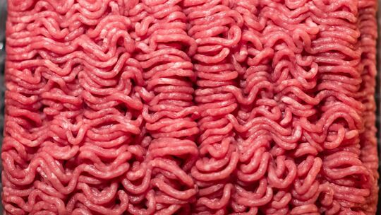 Rinderhackfleisch aus dem Supermarkt liegt in einer Schale Rinderhackfleisch aus dem Supermarkt liegt in einer Schale