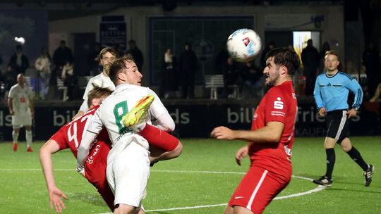 Die SG 2000 Mülheim-Kärlich um Tom Weis (Nummer 8) ging gegen den FC Bitburg mit 1:0 in Überzahl in Führung, musste aber dennoch Die SG 2000 Mülheim-Kärlich um Tom Weis (Nummer 8) ging gegen den FC Bitburg mit 1:0 in Überzahl in Führung, musste aber dennoch